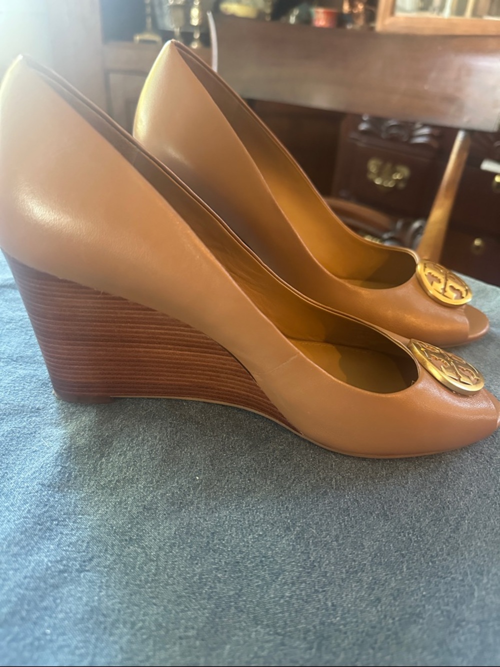Tory Burch Tan Brown Leather Peep-Toe Pumps with Gold Logo Medallion size 10 - Picture 4 of 7